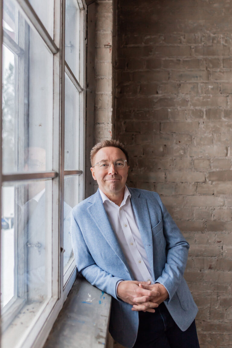 Kuva Manu Mesimäki nojaa ikkunalautaan. Kuvituskuva.